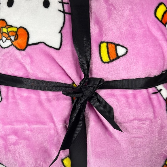 NEW Sanrio HELLO KITTY HALLOWEEN PINK Plush Twin Blanket W/Candy Corn - Picture 4 of 4